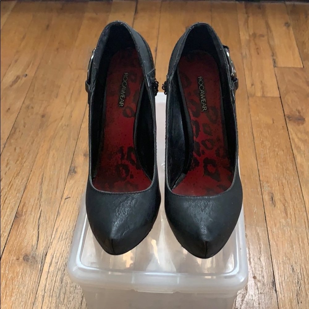 Black pumps